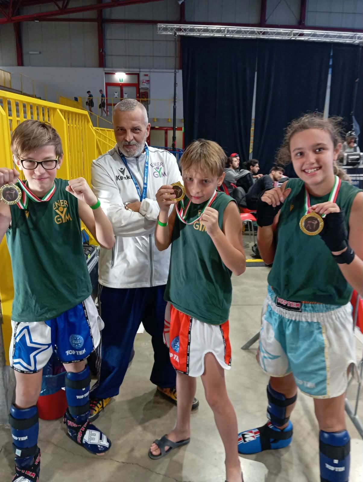 Les trois jeunes athlètes de l’Honbu Kenka avec leurs médailles d’or et leur entraîneur au gala FINAL ROUND de Cervia.